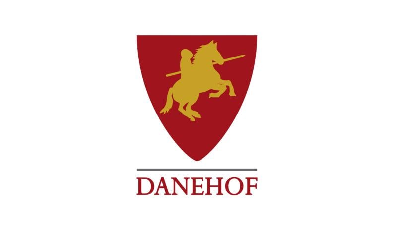 Danehofs eget logo - ridder på hest med skjold som baggrund