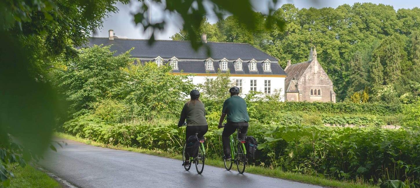 To gode kollegaer cykler Herregårdsruten til Glorup Gods