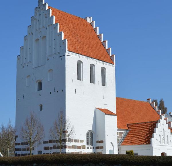 Flødstrup Kirke på en solskinsdag