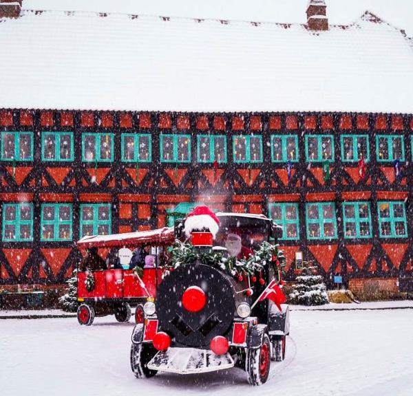Gadetoget Futti kører rundt i den gamle kongeby Nyborg til julemarkedet