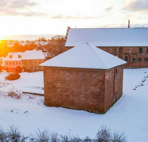 Solnedgang over et snedækket Nyborg Slot