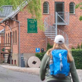 Vandrer går tur ved naturskønne Sulkendrup Mølle