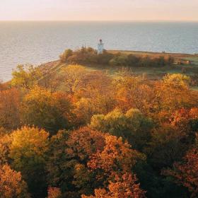Knudshoved Fyr ved Storebælt i smukke efterårsfarver