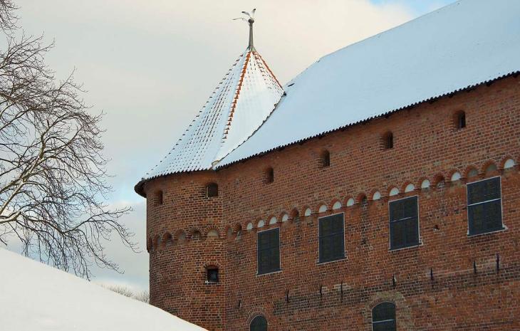 Nyborg Slot i smukt snevejr