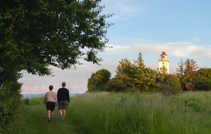 Par går tur ved Knudshoved Fyr og Østerø Sø ved Nyborg